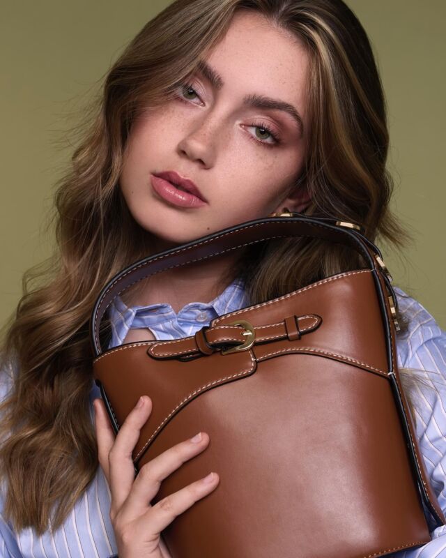 Images created with a bag brand in mind 📷 I really love to implement bags inside shoots. So we did a shoot totally based on bags. What do you think of the results? 

Model: @lidewijschuit 
Muah: @mirjamwalters.nl 
Styling: @maartjev.g 
Production: @tompaape 
Photography/Retouch: Jasmijn | Studio Taupe

#europephoto #photographeroftheday📷 #fashionphotography #bagphotography #fotograafgezocht #dutchphotographers #instagoodmyphoto #irisphotocommunity